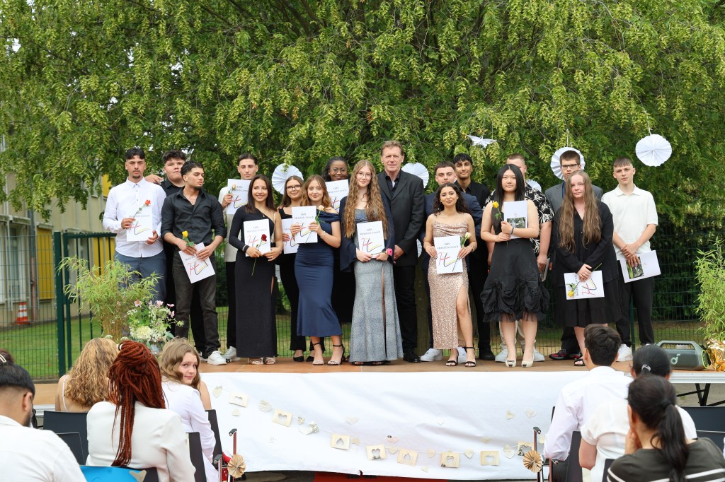 Vom Klassenraum auf den roten Teppich – Entlassfeier der Jahrgangstufe 10 mit Stil und Glamour raus in die weite&nbsp;Welt