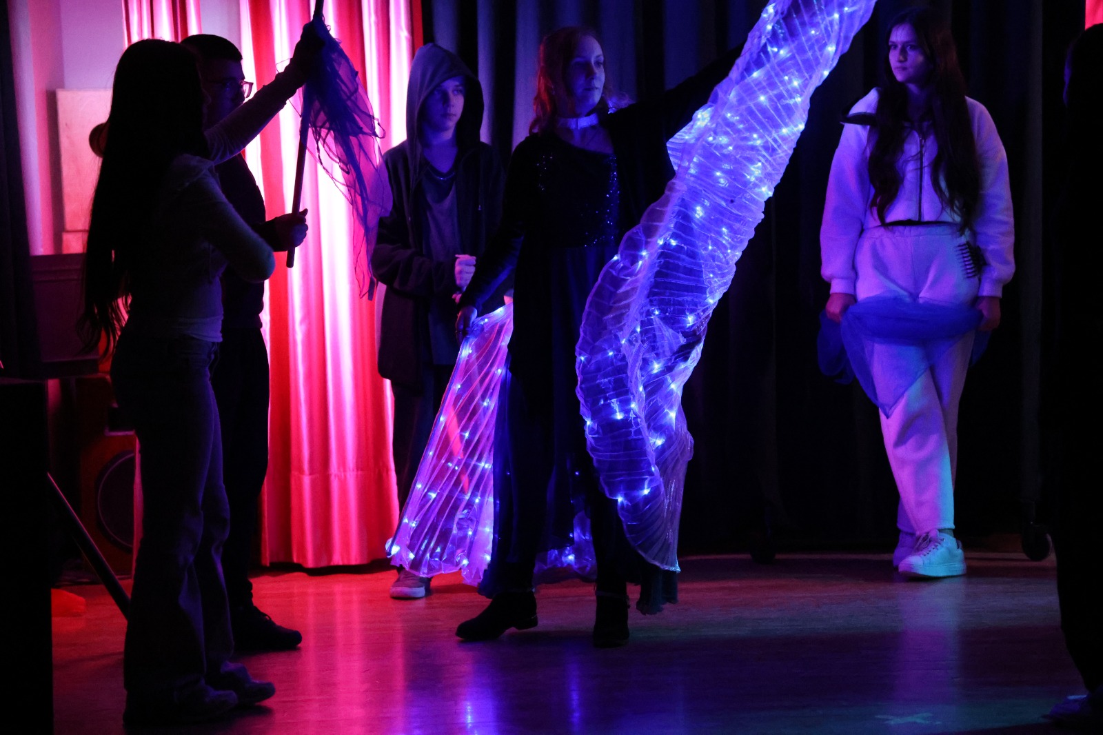 Fantasievolle Theateraufführung der Elemente